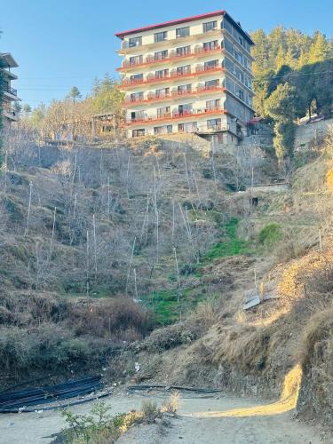 Baldeyan Hotel | Royal Ace Mashobra with balcony and view