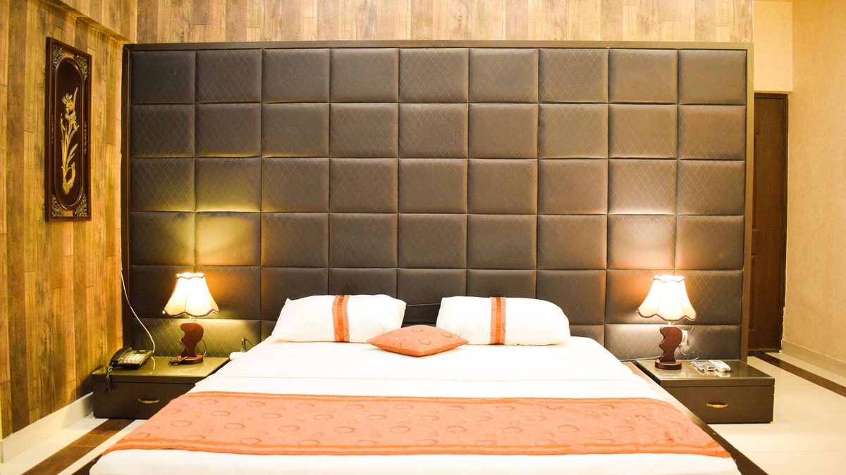 PECHS House | Royal Inn Hotel