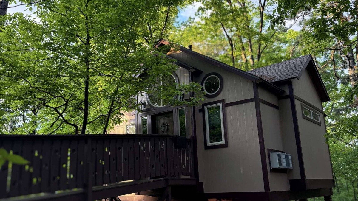 Eureka Springs Cottage | Royal Oak Treehouse with Jacuzzi