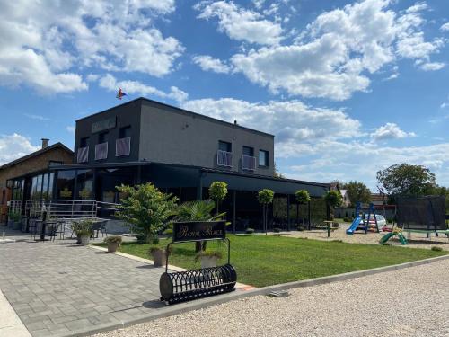 Borovo Bed & Breakfast | Royal Palace