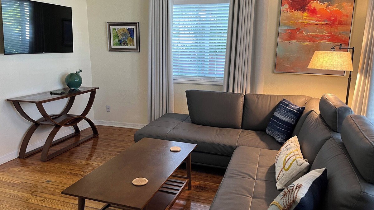 Altamont Manor Apartment | Royal Palm Apt-Huge BR, Remodeled Kitchen & Cabinets, Comfy Leather Sofa!