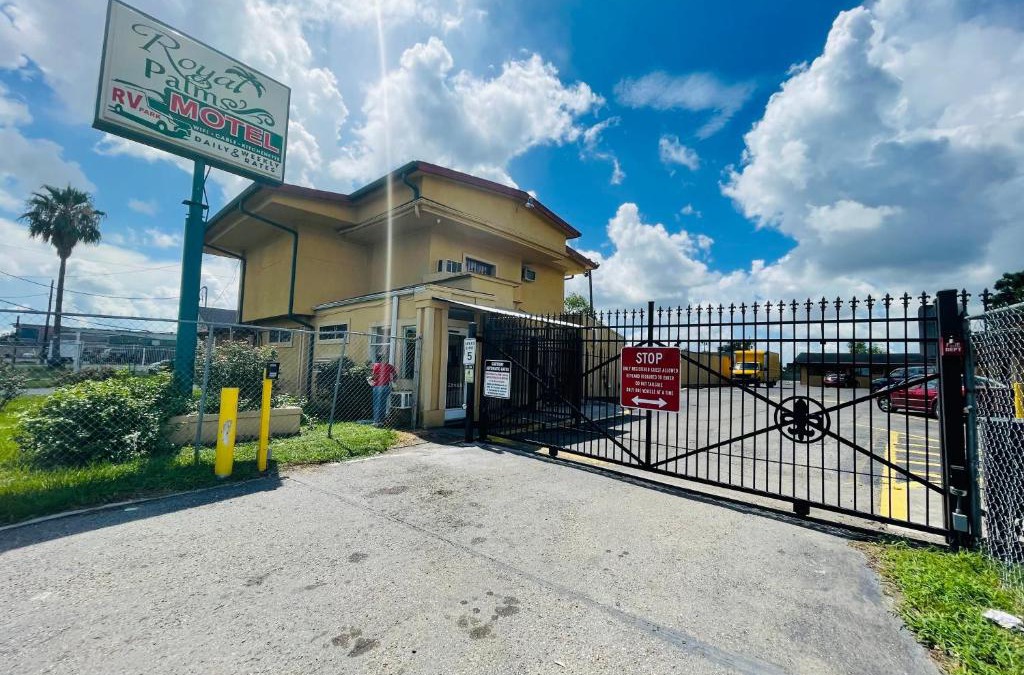 Viavant - Venetian Isles Hotel | Royal Palms Motel & RV Park