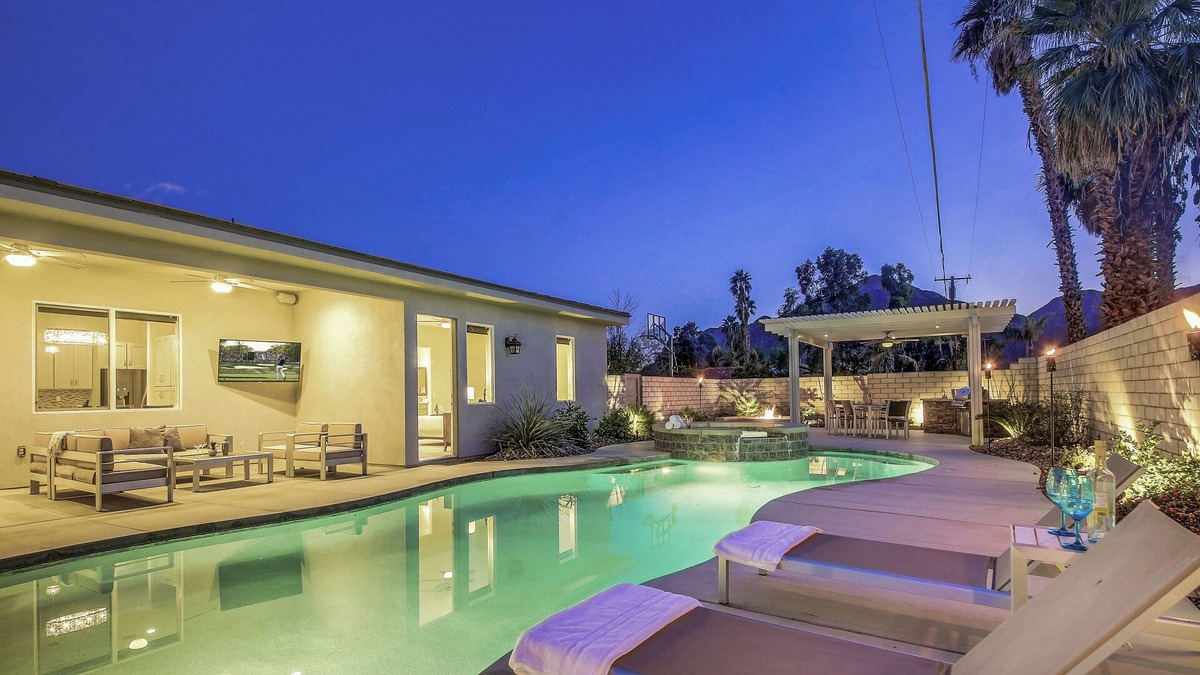 Desert Club Estates House | Royal Palms: Pool, Spa, PingPong, Fire Pit, Games!