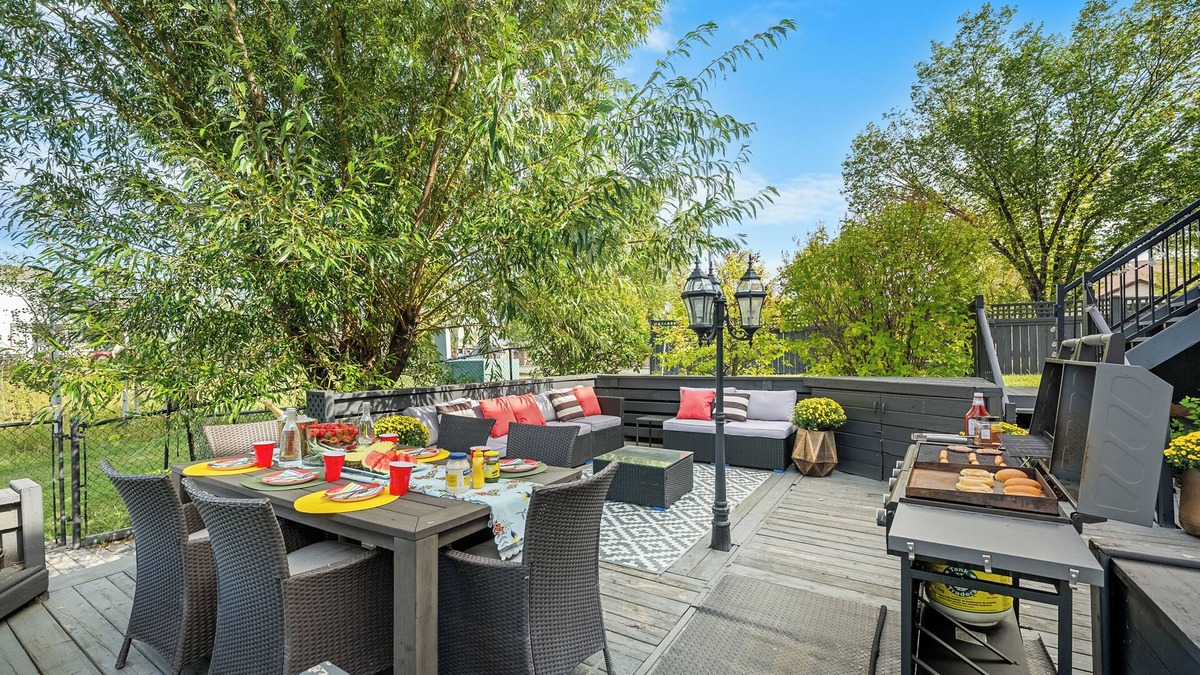 Chestermere House | Royal Retreat King beds in Chestermere, 20min to Calgary International Airport