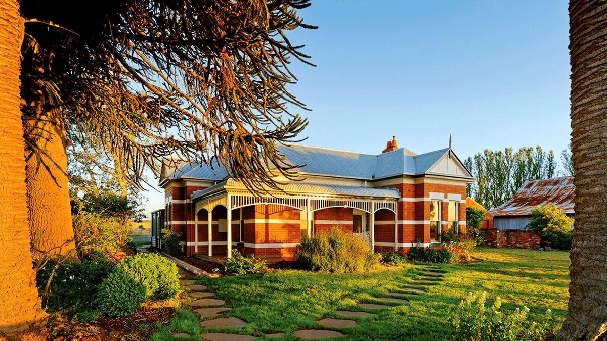 Daylesford House | Royal Standard Farm (With Car Parking)