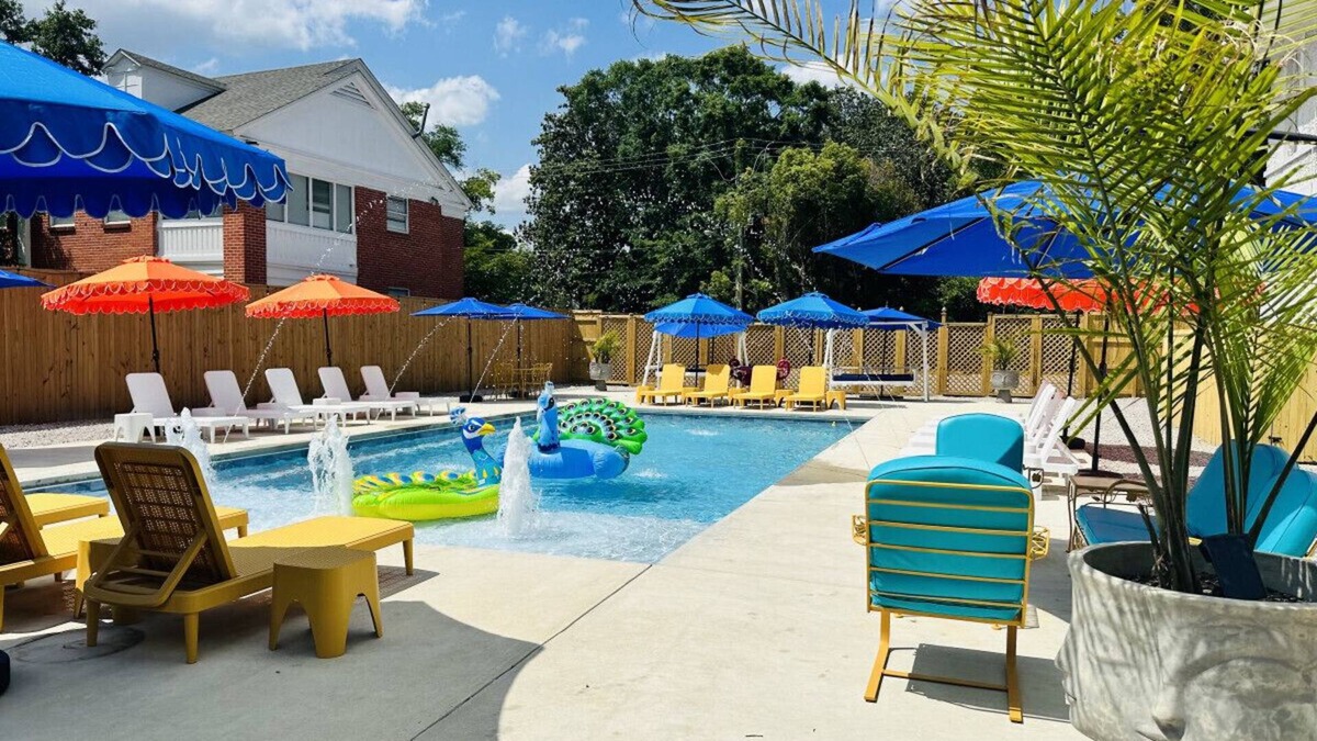 Hannon Park House | Royal Suite! 2Ba/1Ba/HUGE Balcony & Living Room.
