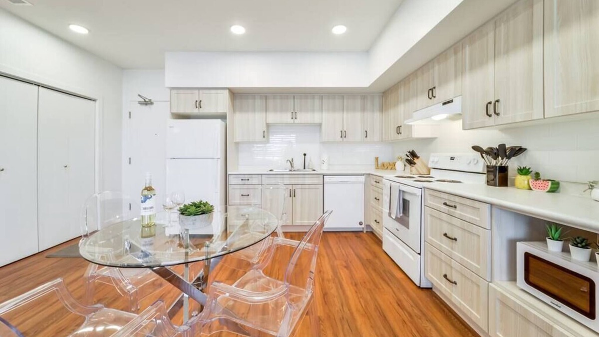 West Edmonton Apartment | RoyalBlueWildOasisCornerPNHSEKingBedU/G Wi-fi