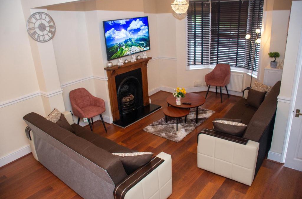 Northampton House | Royale Green View House- free parking, Wifi, Perfect for Contractors and Holiday