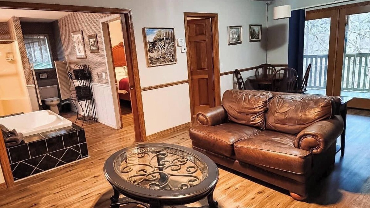 Eureka Springs Cabin | RT 62 Motor Resort Honeymoon Cabin w/Jacuzzi