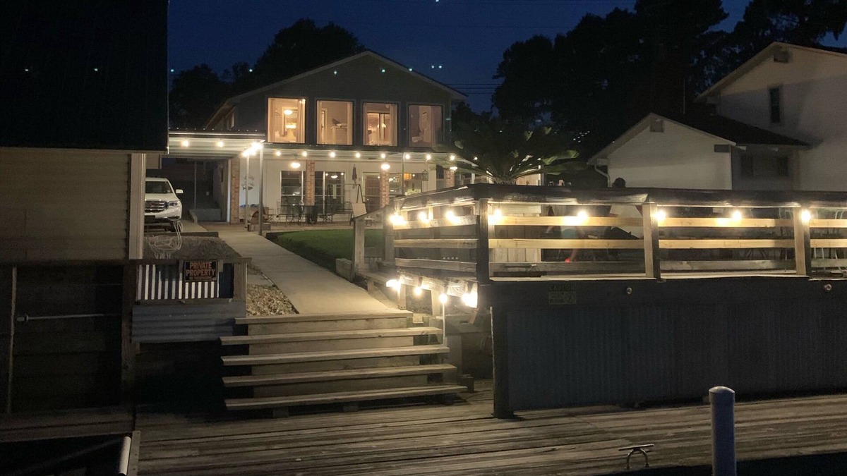 Oscar House | Rubies on the River- large yard, private pier, great for couples and families