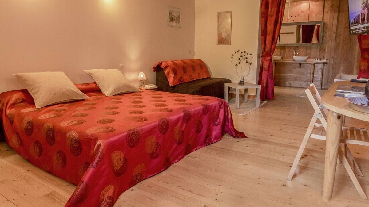 Le Clerjus Bed & Breakfast | Ruby Room: Elegance and Comfort in the Heart of Nature