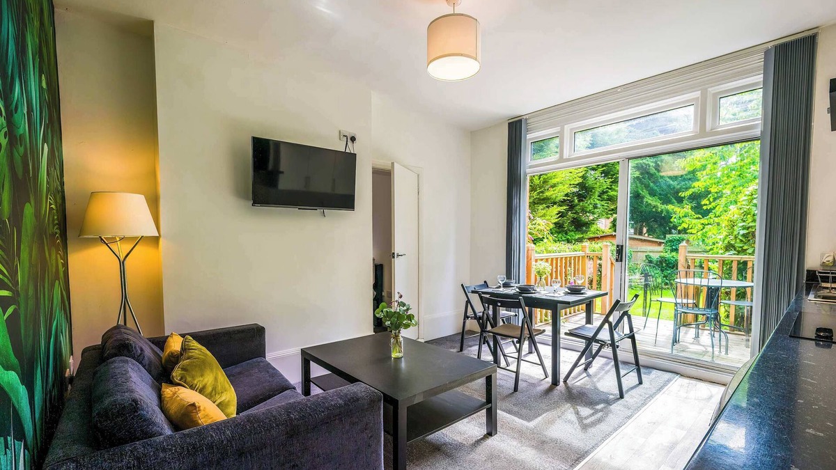 Moseley Apartment | Ruby Suite Moseley Mews by STAE-Homes