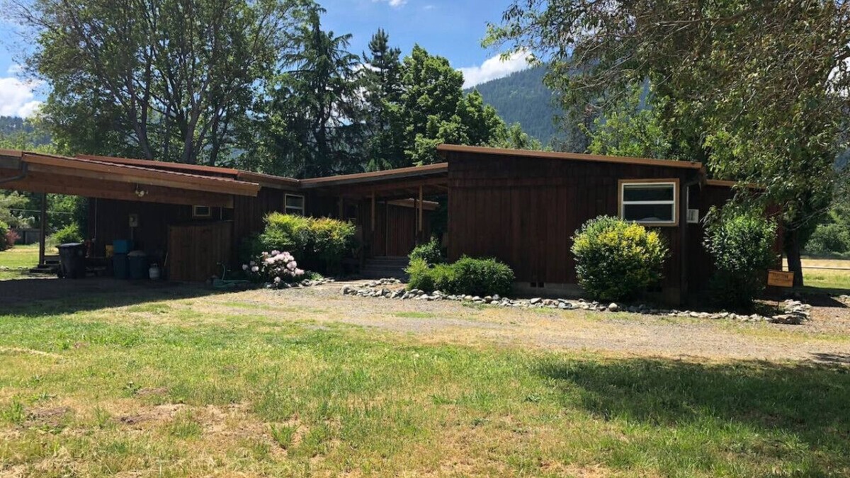 Jacksonville Cabin | Ruch Refuge Hot Mineral Baths
