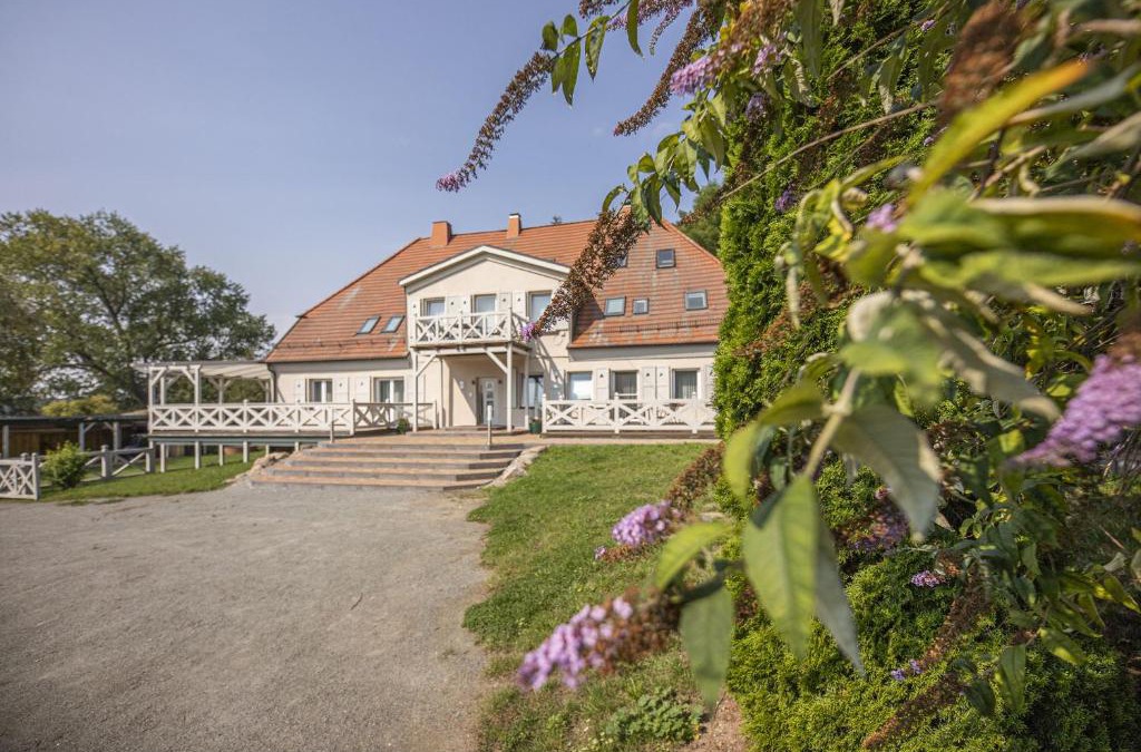 Bergen auf Ruegen Apartment | Ruhig und idyllische Lage, strandnah, gratis Nutzung vom AHOI Erlebnisbad und Sauna in Sellin - Gutshaus Silvitz FeWo 02
