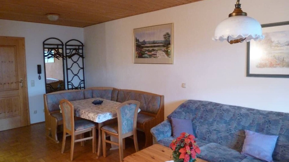 Schwarzenbach Apartment | Ruhige und gemütliche Ferienwohnung (64qm) mit Balkon