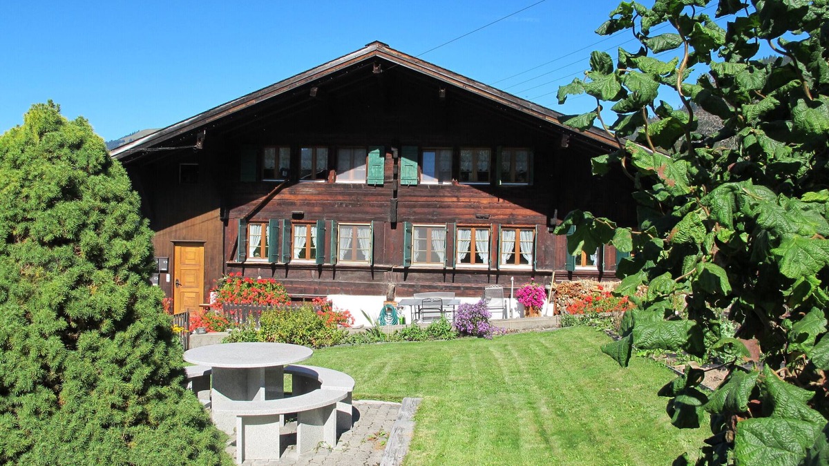 Saanenmöser Apartment | Ruhige Wohnung mit Atemberaubender Aussicht. Familien & Paare Willkommen