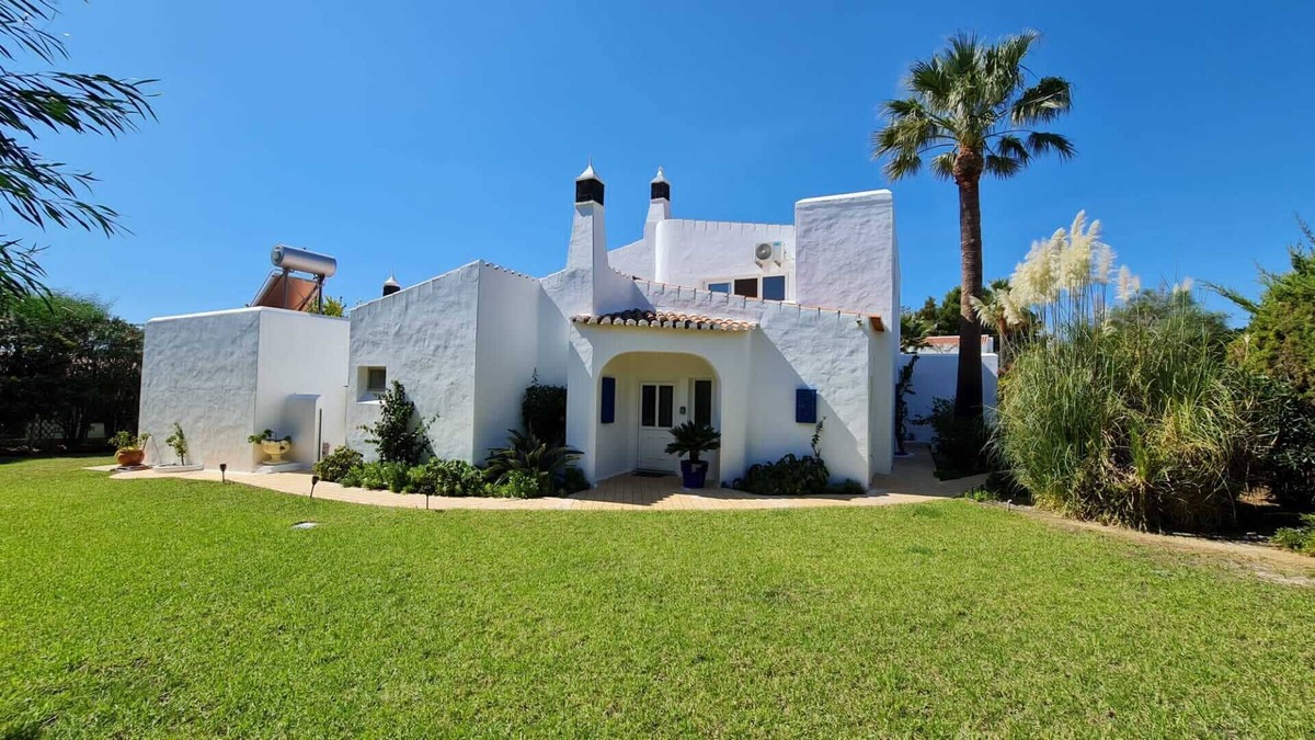 Mato Serrao Villa | Ruim comfortabel huis met zwembad, zeezicht, privacy en toch vlakbij het strand.