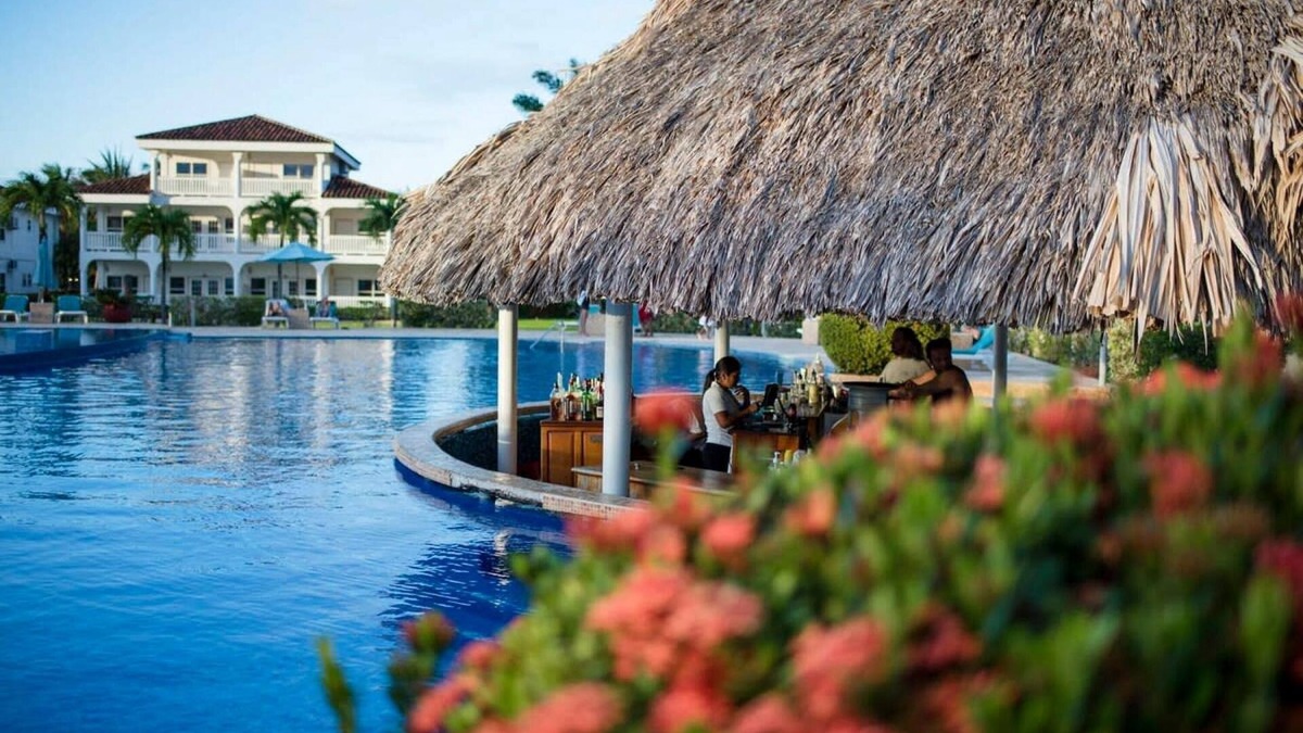 Plantation Villa | Rum Punch- Beachfront Bungalow Pool Kayaks Pier