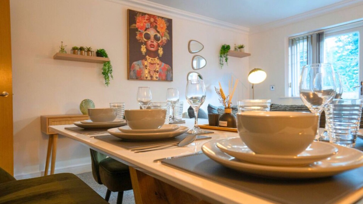 Marston Green House | Runway House with Balcony, 3 Bathroom near HS2 JLR NEC