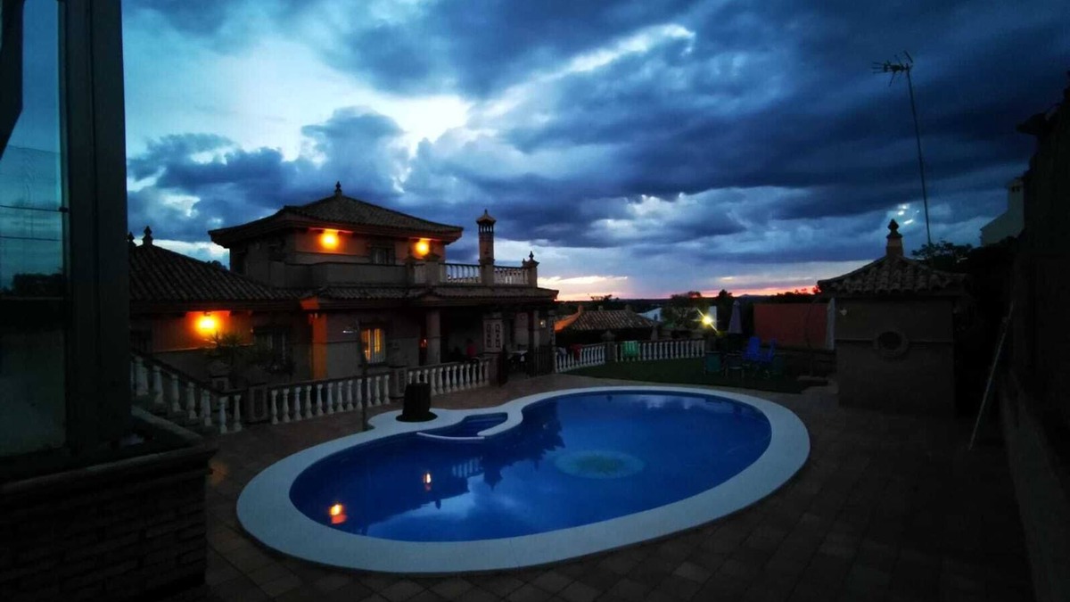 Castilblanco de los Arroyos Cottage | RURAL HOUSE WITH PADEL TRACK, SWIMMING POOL AND BARBECUE