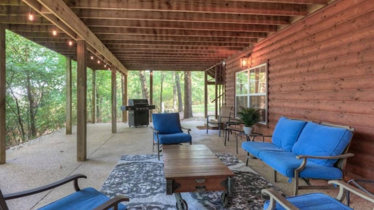 Powell Cabin | Rural 6 bedroom cabin - With a Hot Tub!