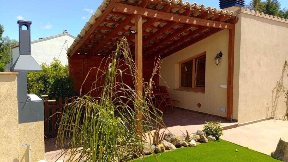 San Martin Sarroca Apartment | Rural apartment with garden and elevated swimming pool.