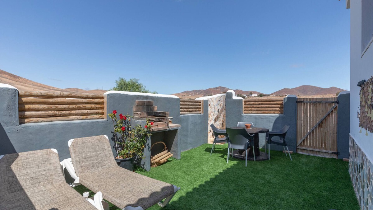Tuineje Apartment | Rural Apartment "Casa Suárez" with Terrace, Mountain View & Garden