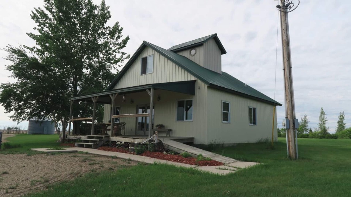 Bottineau House | Rural Getaway at Homestead Lodge