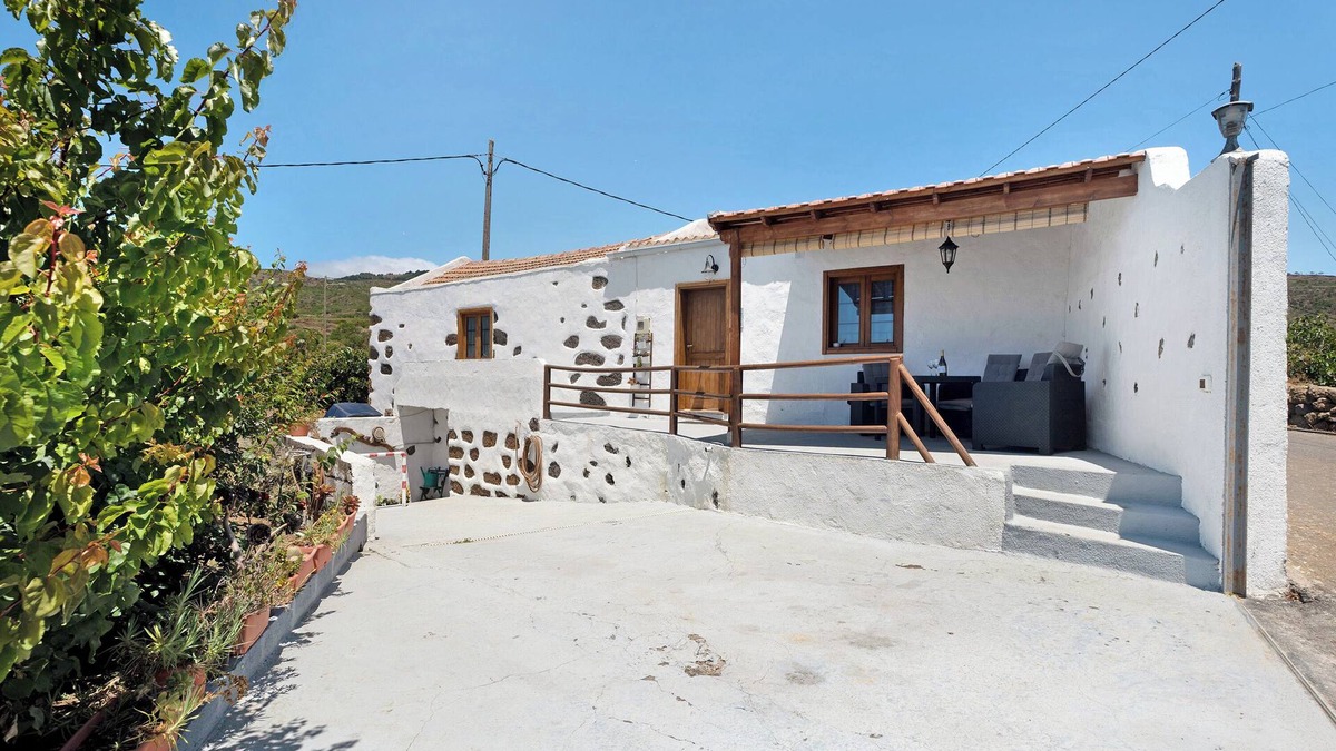 Isora House | Rural Holiday Home 'Alto Prado' with Sea View, Private Terrace and Wi-Fi