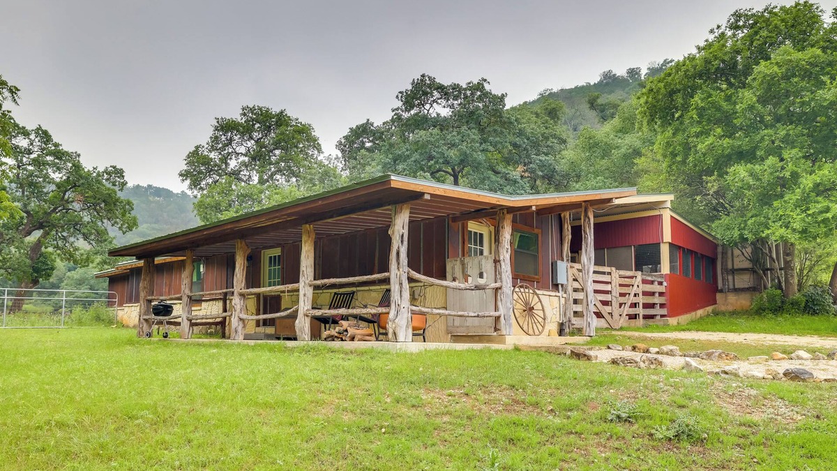 Tarpley Cabin | Rural & Horse-Friendly Cabin ~ 24 Mi to Bandera!