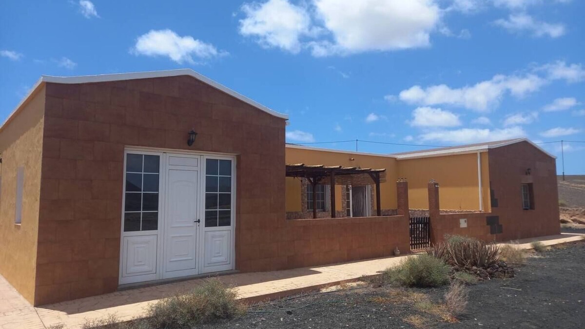 Teguitar House | Rural house, in a quiet setting, 7 km from the beach.