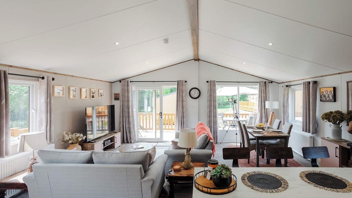 Ryde Cabin | Rural Lodge - Sleeps 4 - Parking - Fishing Lake
