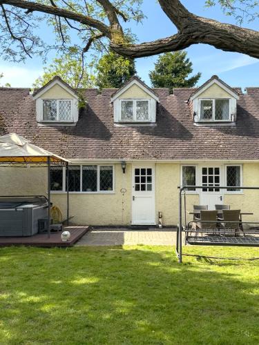 Fifield House | Rural Lodge stay In Windsor! Hot Tub! Sleeps 20