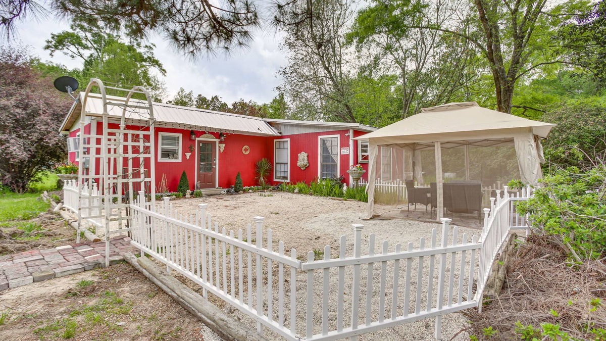 Fluker House | Rural Louisiana Vacation Rental w/Fire Pit!