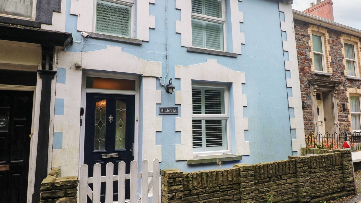 St Dogmaels Cottage | RUSHFIELD, pet friendly, with open fire in St Dogmaels