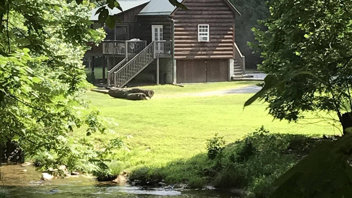 Deep Gap Cabin | Rushing Trout Stocked Creek in backyard. FIBER OPTICS WIFI Hot Tub!