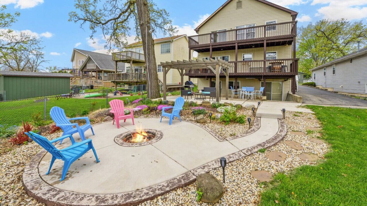 Fox Lake House | Rushmore Retreat Getaway