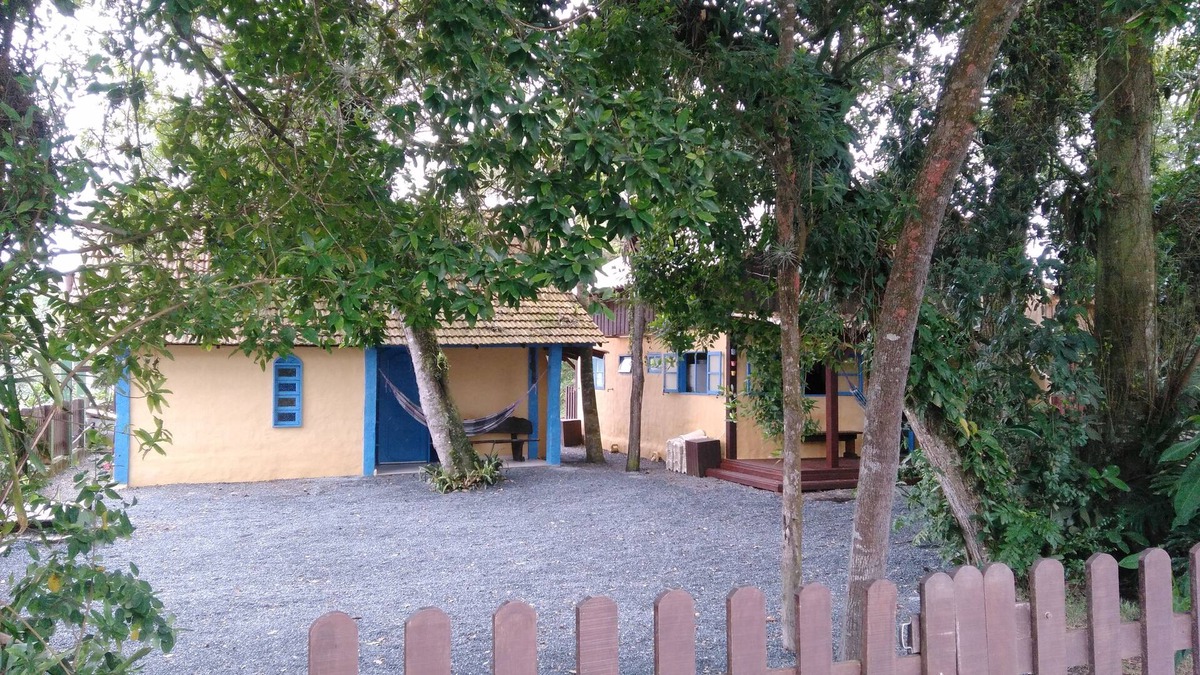 Centro Cabin | Rustic 1 or 2 bedroom cottages 200 meters from Bombinha's beach (wooded)