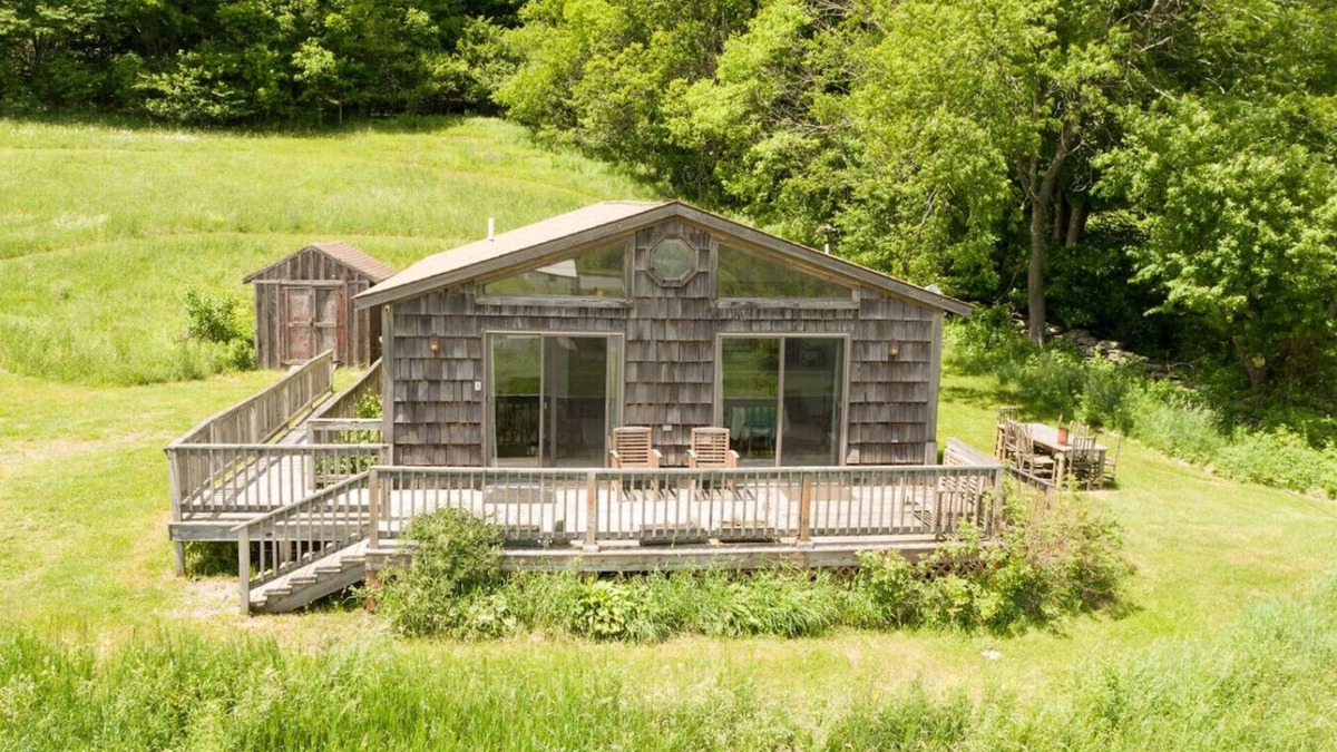 De Lancey Cabin | Rustic 2BR Summer Cabin Getaway with Stunning Mountain Views