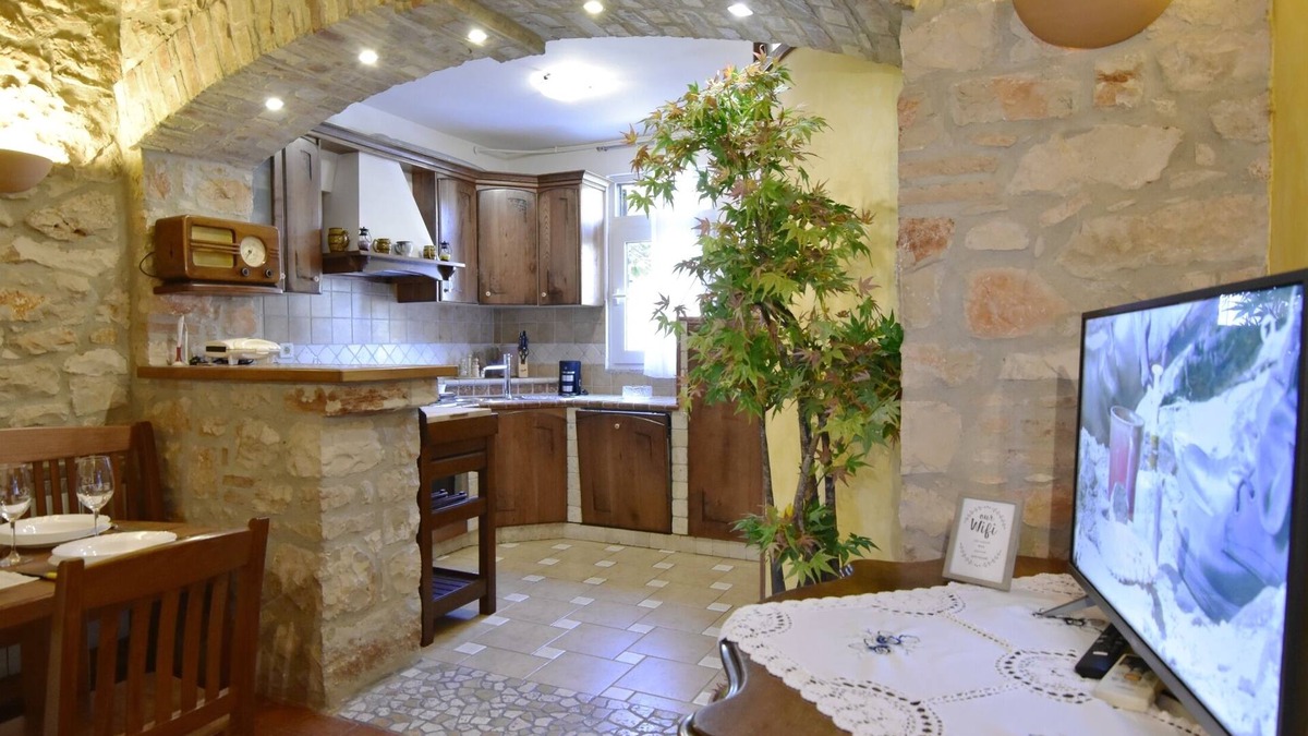 Umag Apartment | Rustic apartment in Umag, WiFi, air-conditioned, garden, parking, barbecue