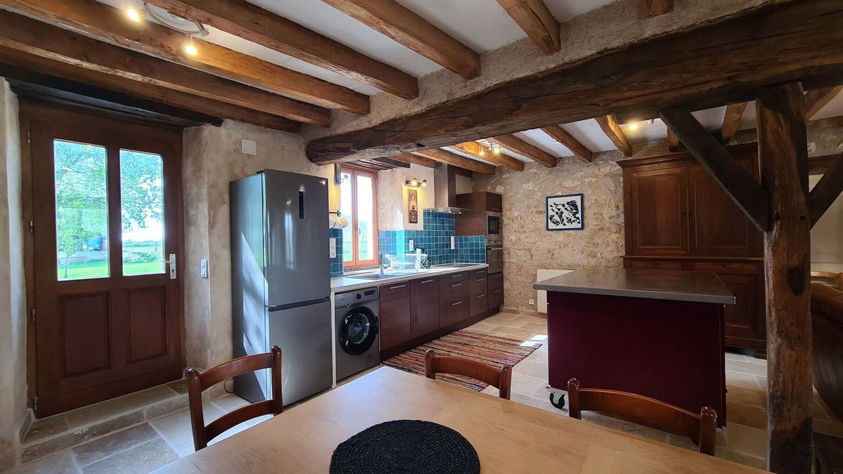 Etrechet Cottage | Rustic Berry Retreat: 4 En-Suite BRs, Fiber, Terrace, and Equestrian-Friendly!