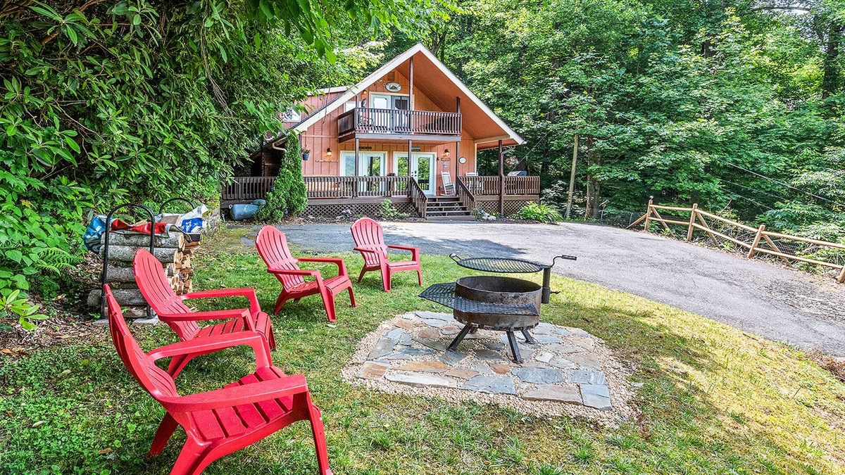 Maggie Valley Cabin | Rustic cabin, conveniently located with amazing views. Pet friendly!