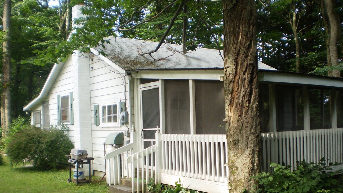 Greentown Cabin | Rustic Cabin Promised Land State Park, Poconos- Walking Distance To Both Lakes