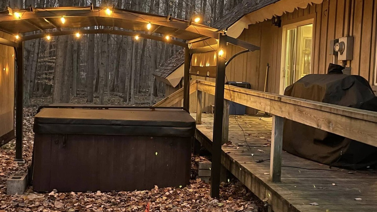 Canadian Lakes House | Rustic Chalet Retreat w/Hot Tub