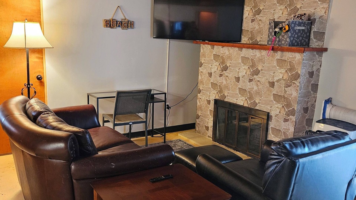 Au Gres Cabin | Rustic-Chic 2 bdr Pet Friendly Log Cabin, Steps to Lake Huron