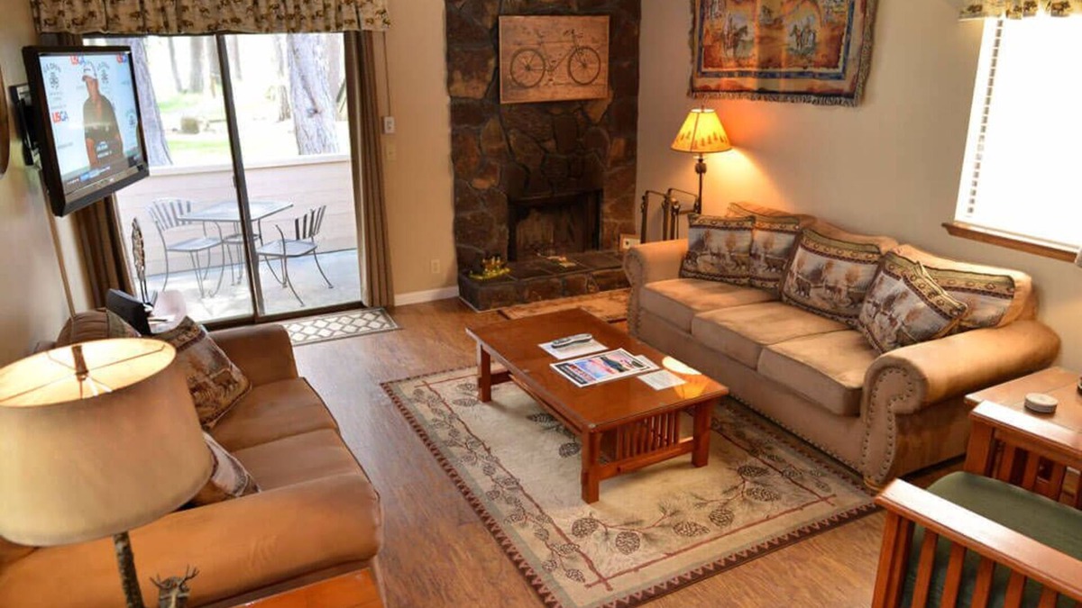 Tennis Village Condo | Rustic Condo with A/C, BBQ & Quick Walk to Spa