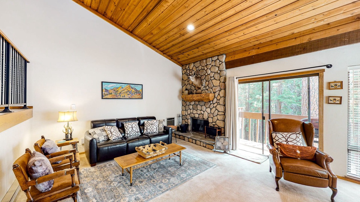 Lakeshore Condo | Rustic Condo with Shared Pool & Hot Tub - Walking Distance to Huntington Lake