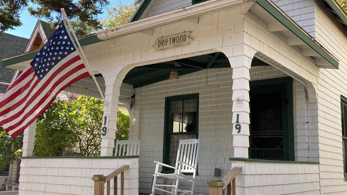 Bayside Cottage | Rustic cottage a block from the water at 19 Broadway, Bayside, Northport w/WiFi