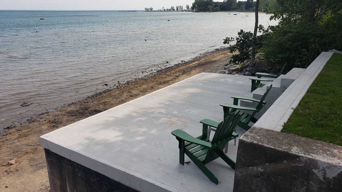 Fort Erie Cottage | Rustic cottage with private beach and lake access.
