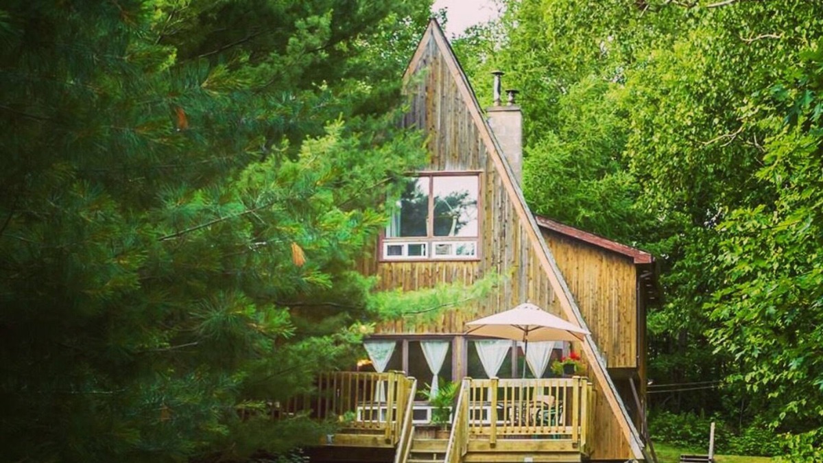 Sudbury Cottage | Rustic & Cozy A-Frame cottage | Fireplace | Pool Table | Movie room